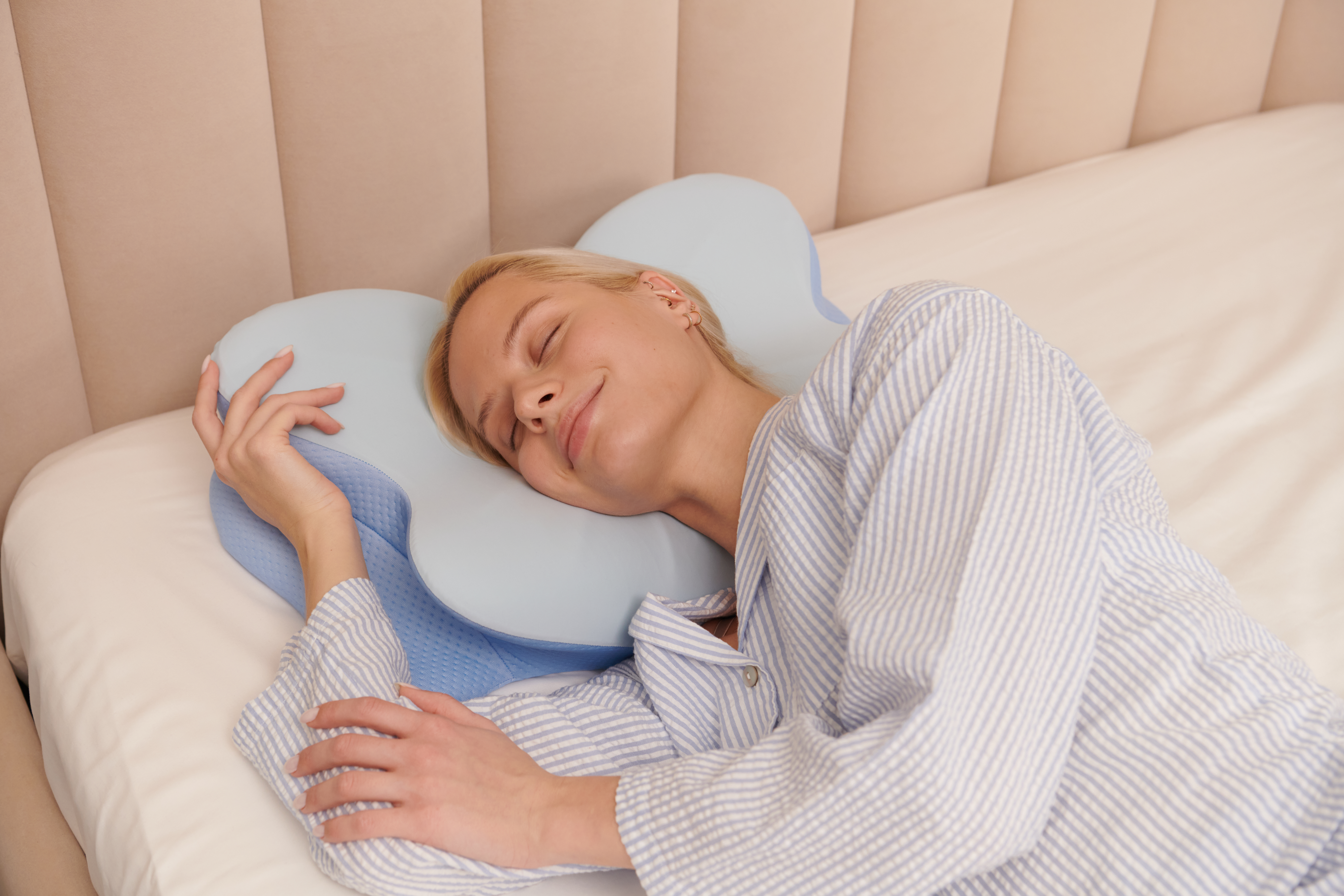 Derila Ergo pillow shown in use